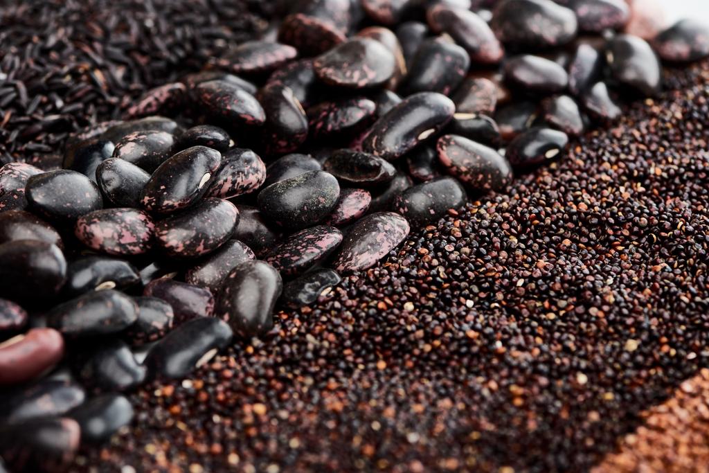 Close-up van wilde rijst, zwarte bonen en quinoa - Foto, afbeelding