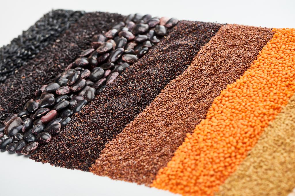 lentejas rojas, trigo sarraceno, quinua, frijoles negros y arroz sin cocer aislados sobre blanco
 - Foto, Imagen
