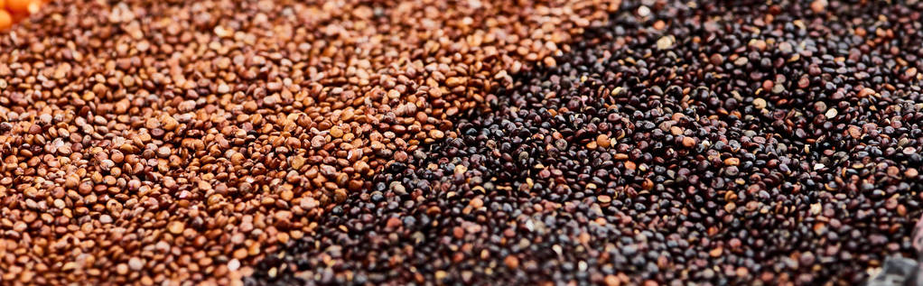 panoramatický záběr černého quinoa a pečené buchty - Fotografie, Obrázek