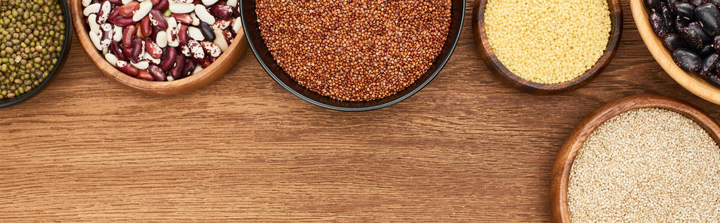 panoramatický výsek z misky s pohankami, kuskovými a fazolemi na dřevěné ploše - Fotografie, Obrázek