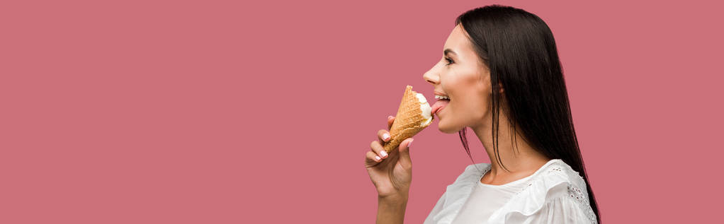 colpo panoramico di donna felice mangiare gustoso gelato isolato su rosa
  - Foto, immagini