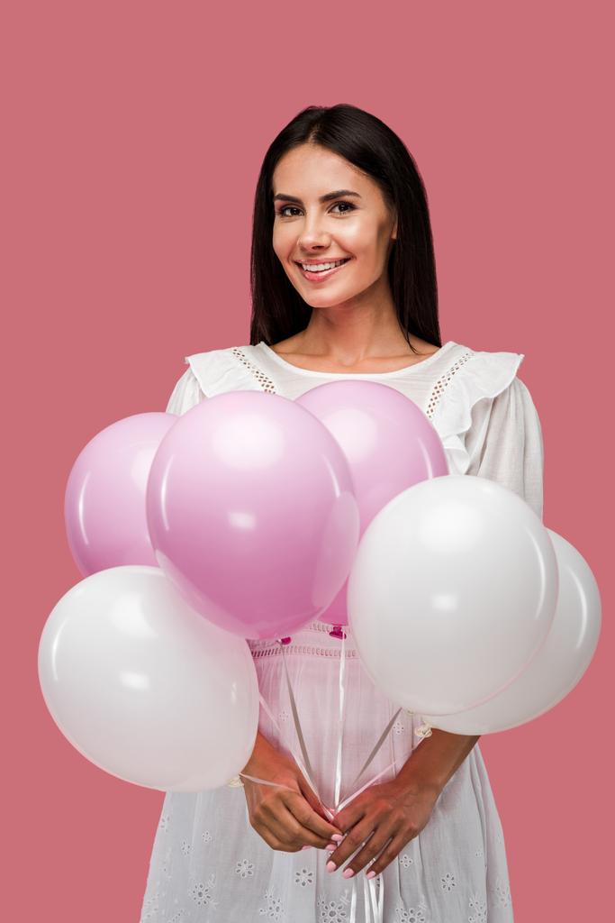 счастливая девушка в платье держа воздушные шары изолированы на розовый
  - Фото, изображение