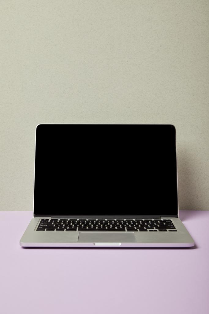 laptop με λευκή οθόνη σε γκρι και μωβ - Φωτογραφία, εικόνα