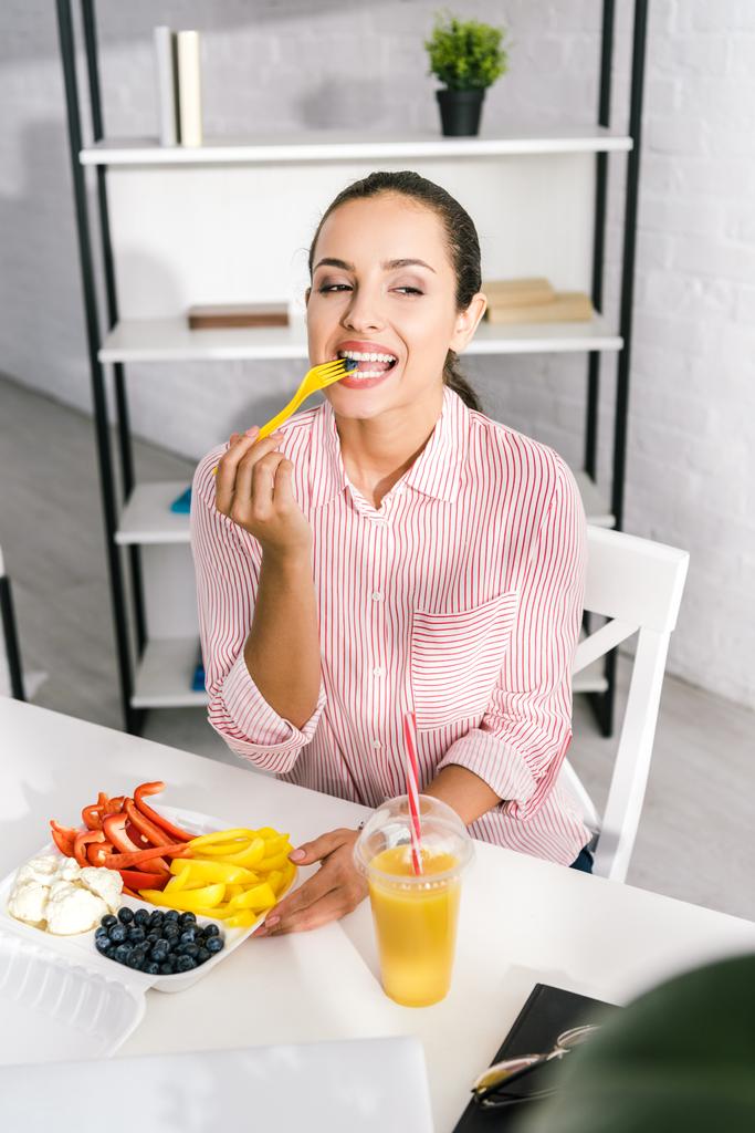 Veselá žena držící plastovou vidličku s paprikou  - Fotografie, Obrázek