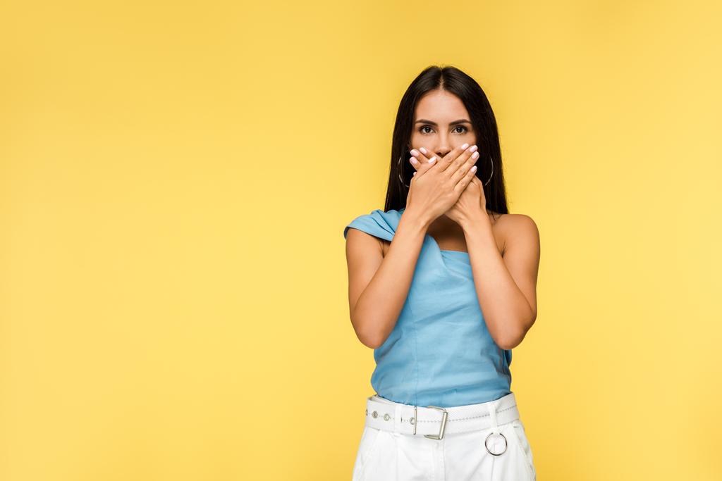 junge gestresste Frau bedeckt Mund isoliert auf orange  - Foto, Bild