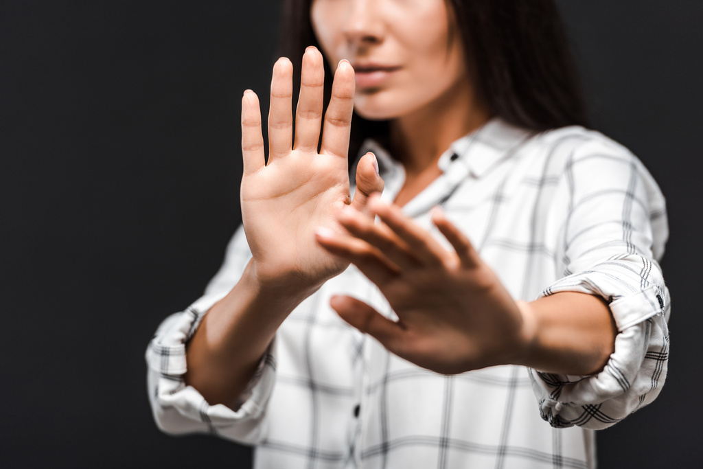 siyah izole kadın gesturing kırpılmış görünümü  - Fotoğraf, Görsel