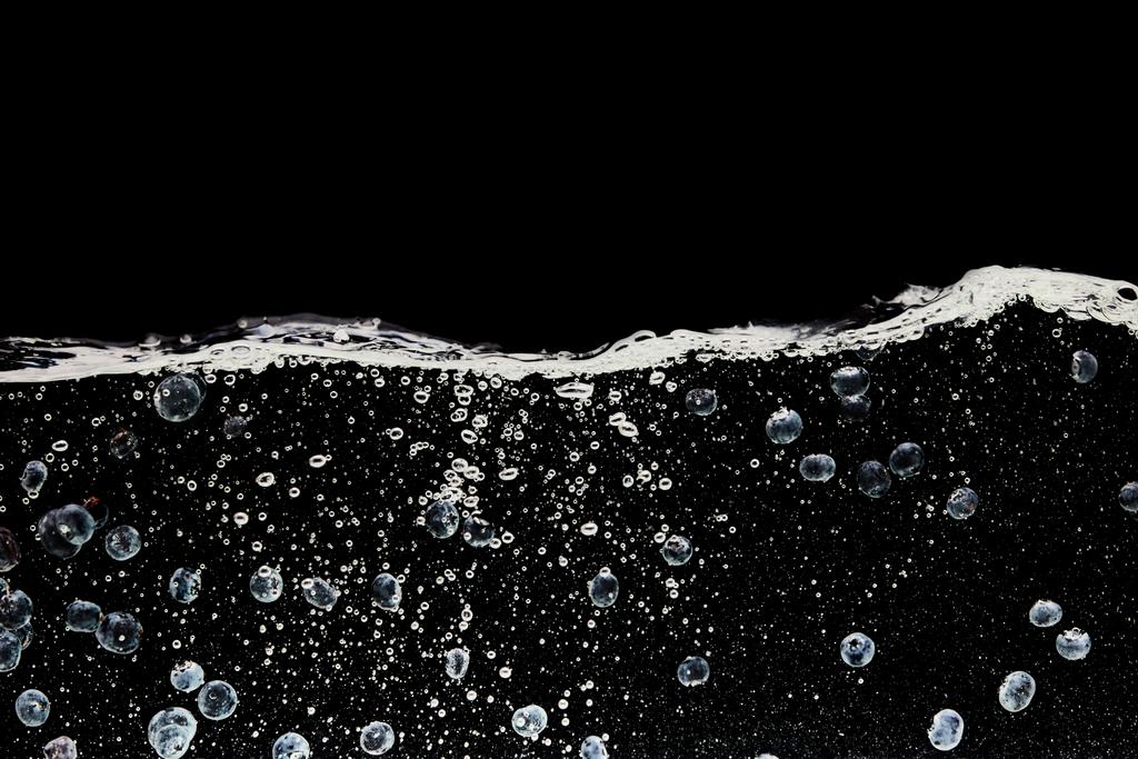 mirtilli maturi in profondità in acqua con bolle isolate su nero
 - Foto, immagini