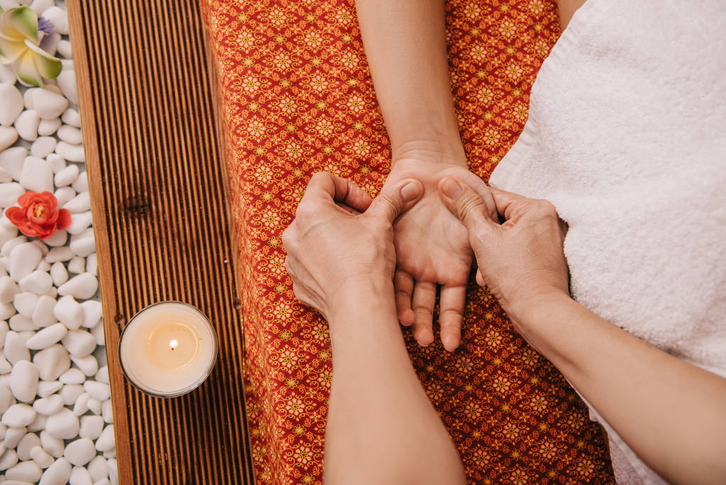vista ritagliata del massaggiatore facendo massaggio della mano alla donna nel salone spa
  - Foto, immagini