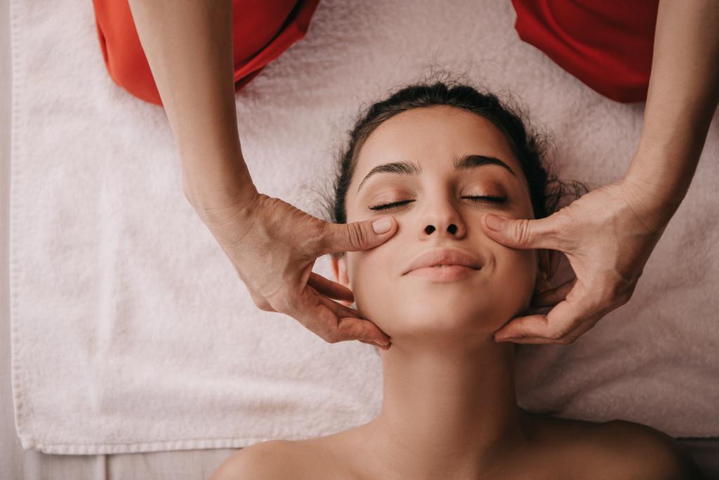 vue recadrée du masseur faisant massage du visage à la femme dans le salon de spa
  - Photo, image