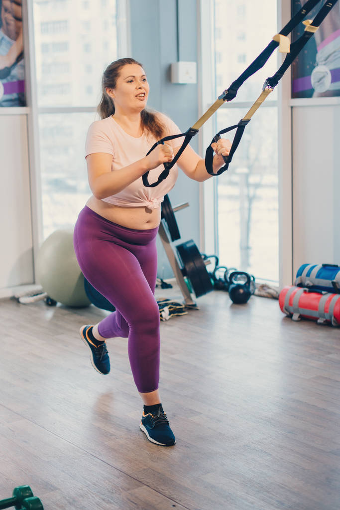 Mujer obesa entra en los deportes en el gimnasio, concepto de pérdida de peso
 - Foto, Imagen