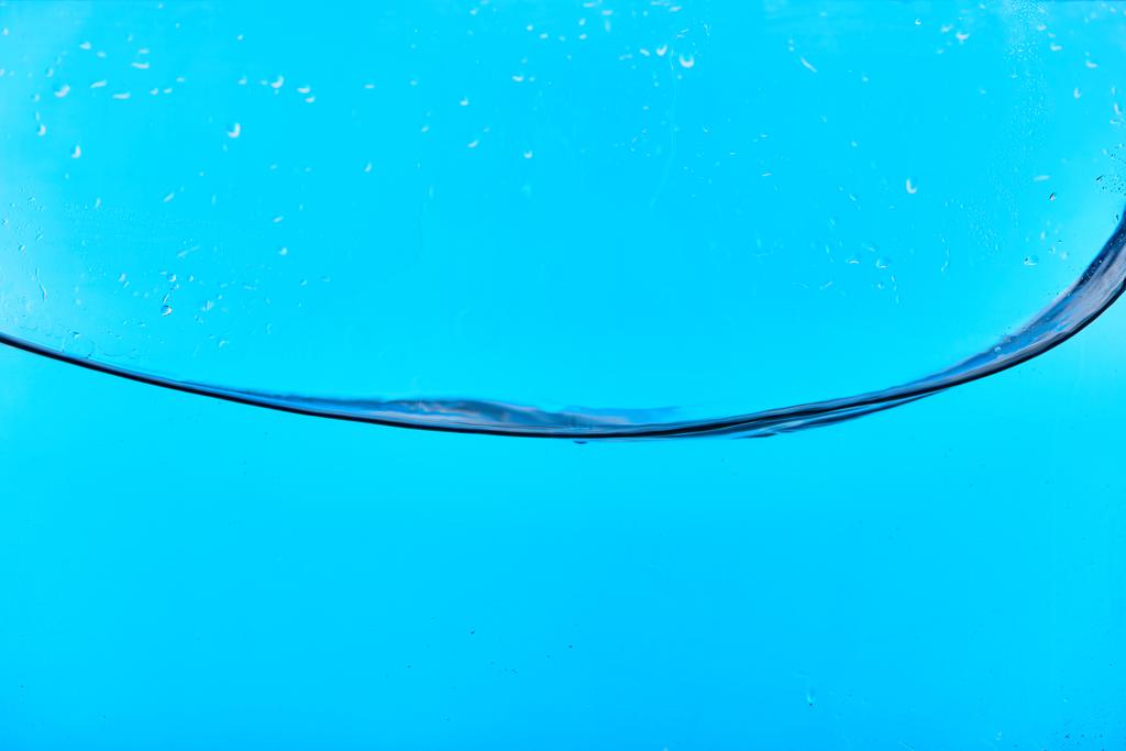 滴で青い背景に澄んだ淡水 - 写真・画像