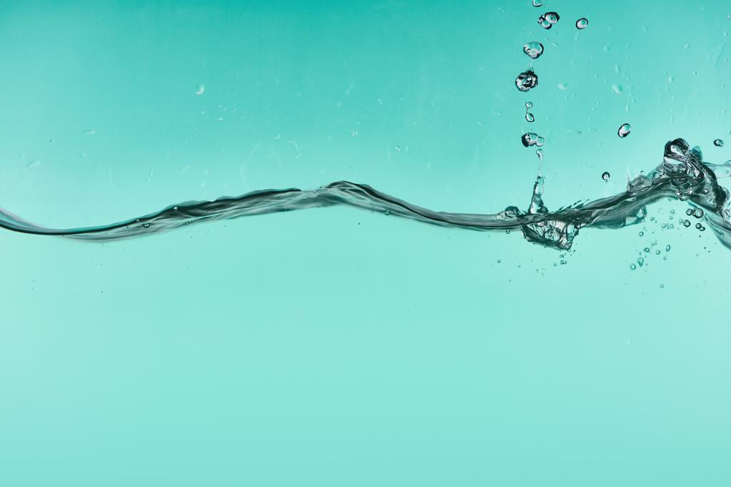 sıçrama ile turkuaz arka plan üzerinde dalgalı şeffaf su - Fotoğraf, Görsel
