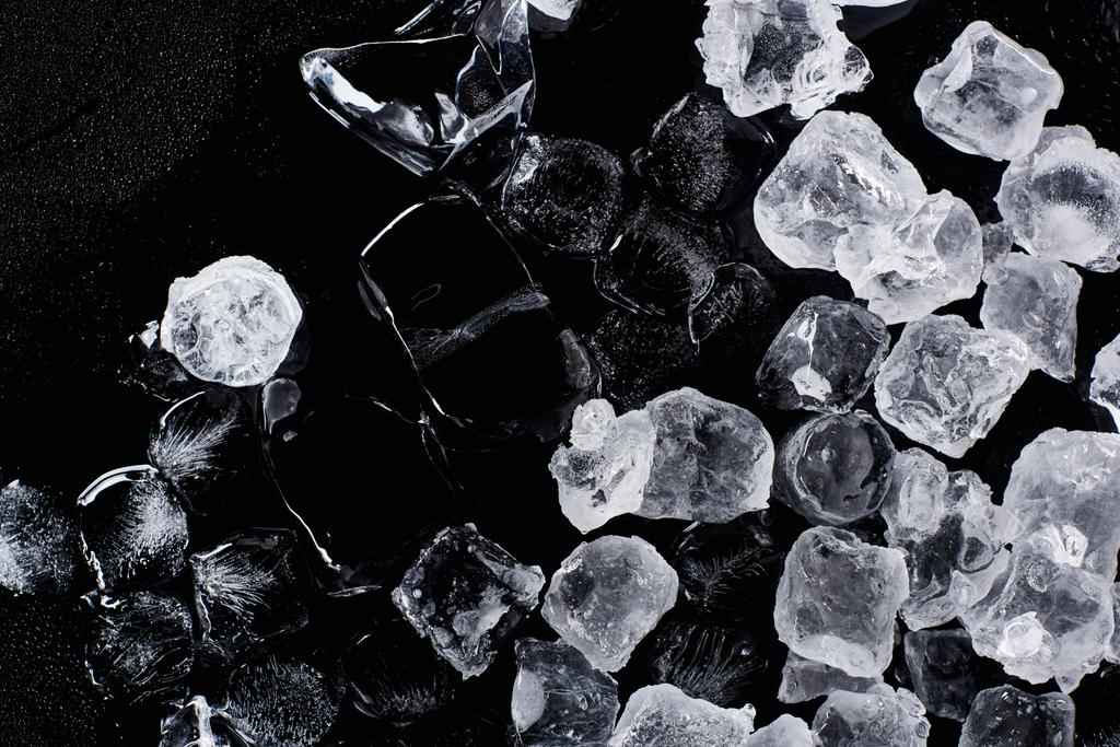 ylhäältä näkymä viileä jäädytetty jääkuutiot eristetty musta
 - Valokuva, kuva