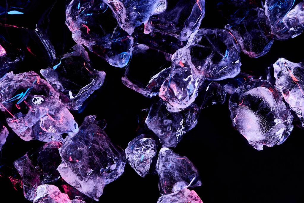 vista superior de cubos de hielo transparentes con iluminación púrpura aislada en negro
 - Foto, Imagen