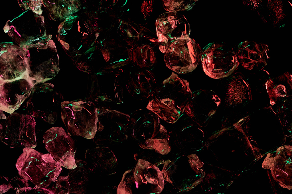 vista superior de cubos de gelo transparente com iluminação vermelha e verde isolada em preto
 - Foto, Imagem