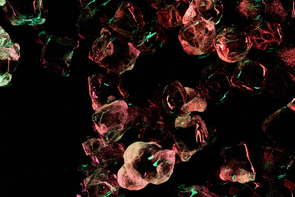 vista superior de cubos de hielo transparentes con luz roja y verde aislada en negro
 - Foto, Imagen