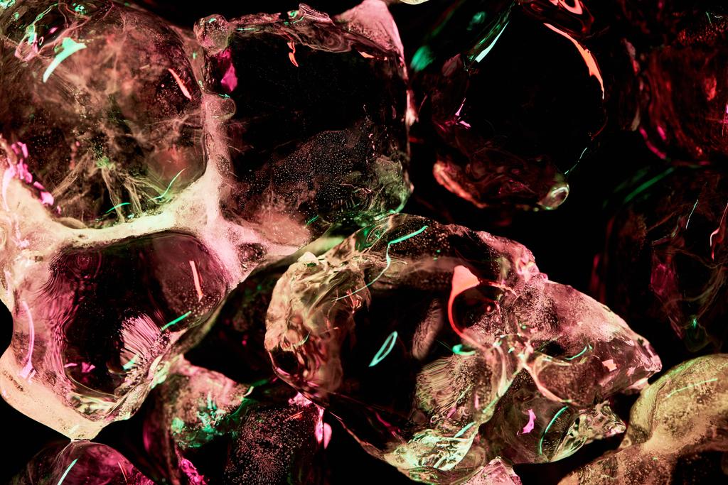 закрыть обзор прозрачных кубиков льда с красной и зеленой подсветкой, изолированных на черном
 - Фото, изображение