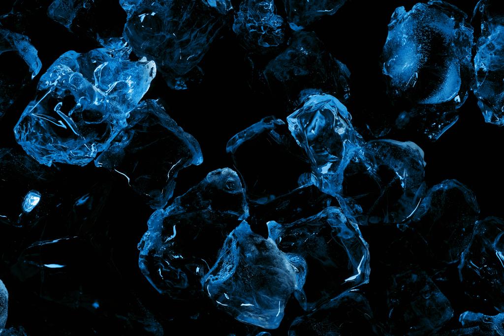 vista superior de cubos de gelo congelados com iluminação azul isolada em preto
 - Foto, Imagem