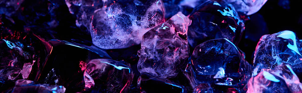 tiro panorâmico de cubos de gelo transparente com iluminação colorida roxo isolado em preto
 - Foto, Imagem