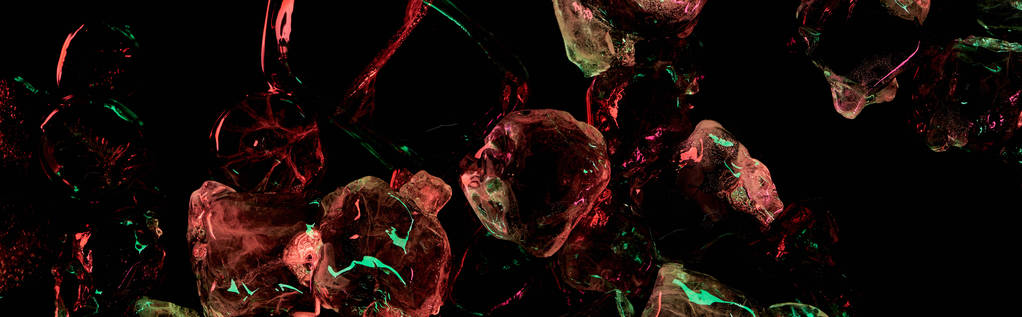 plano panorámico de cubos de hielo claro con iluminación colorida roja y verde aislada en negro
 - Foto, imagen