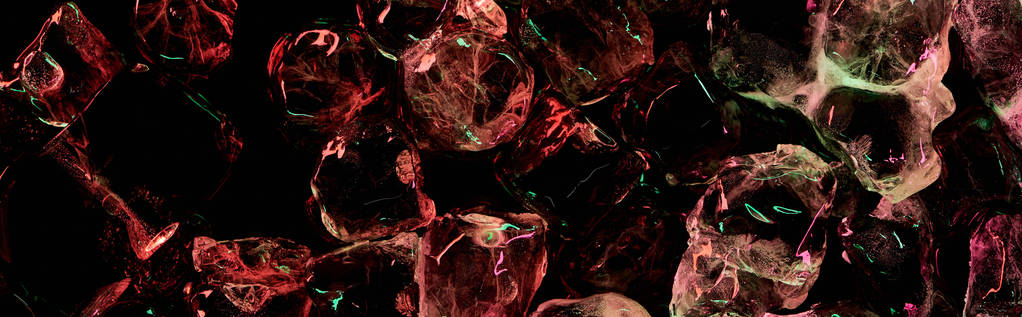 赤と緑の照明が黒で隔離された透明な氷の立方体のパノラマショット - 写真・画像