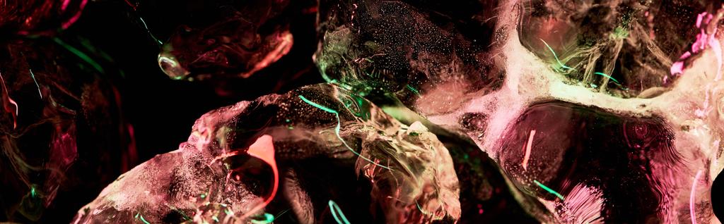 panoráma lövés a tiszta jégkocka, piros és zöld fény izolált fekete - Fotó, kép