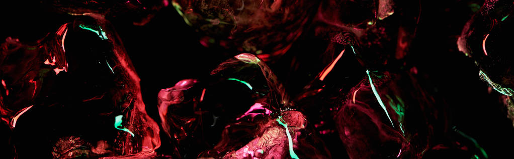 πανοραμική βολή από πεντακάθαρα παγάκια με κόκκινο και πράσινο φως που απομονώνεται σε μαύρο - Φωτογραφία, εικόνα