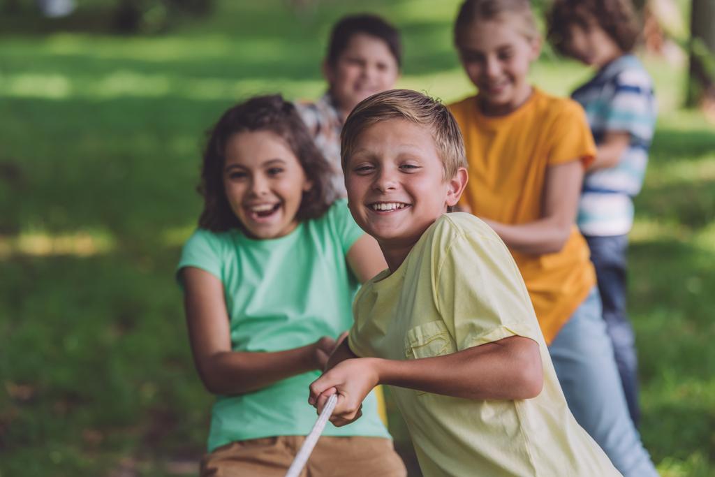 戦争の綱引きで競う幸せな子供たちの選択的な焦点  - 写真・画像
