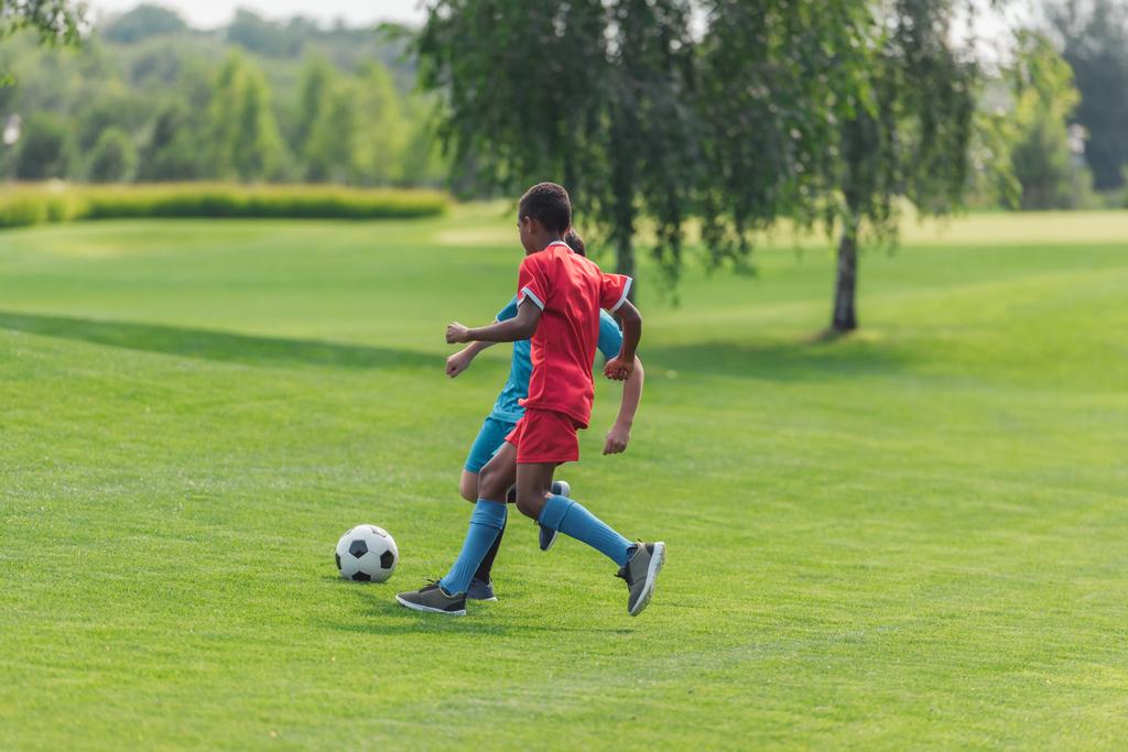 afro-américain garçon jouer au football avec ami
  - Photo, image