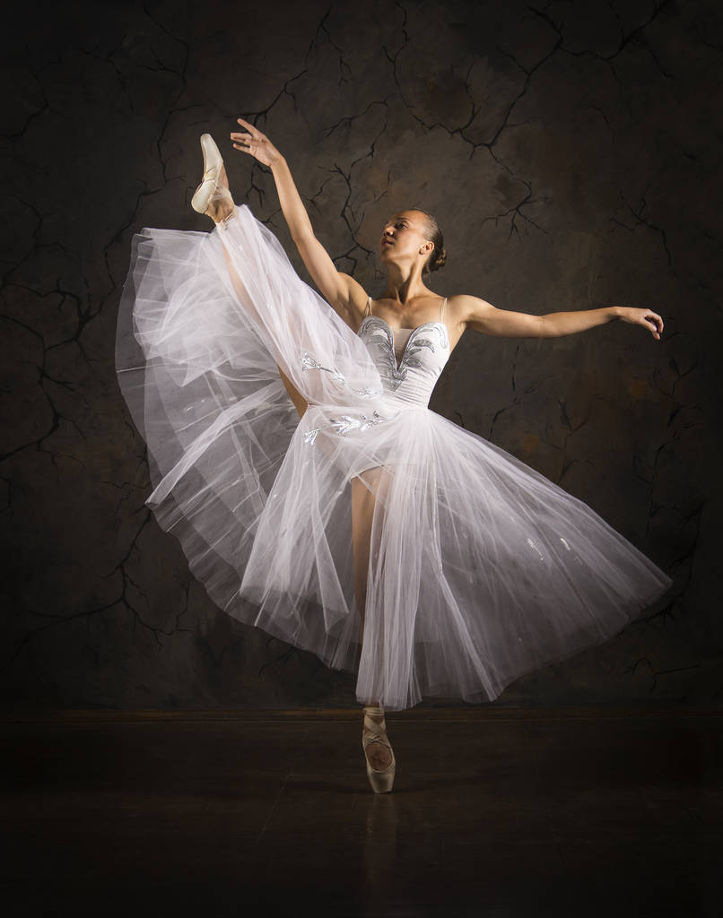 白いコルセットチュチュダンスバレエでスレンダーな女の子. - 写真・画像