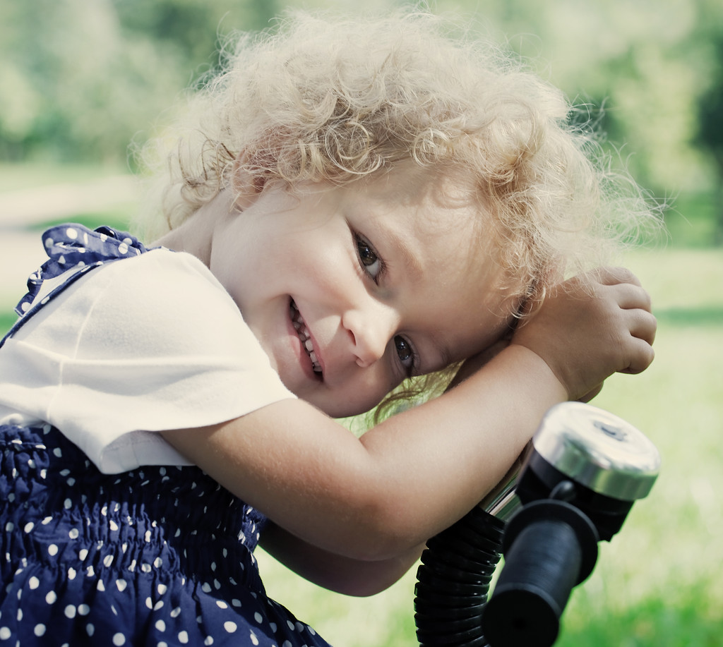 χαριτωμένο κοριτσάκι στο πάρκο του καλοκαιριού - Φωτογραφία, εικόνα