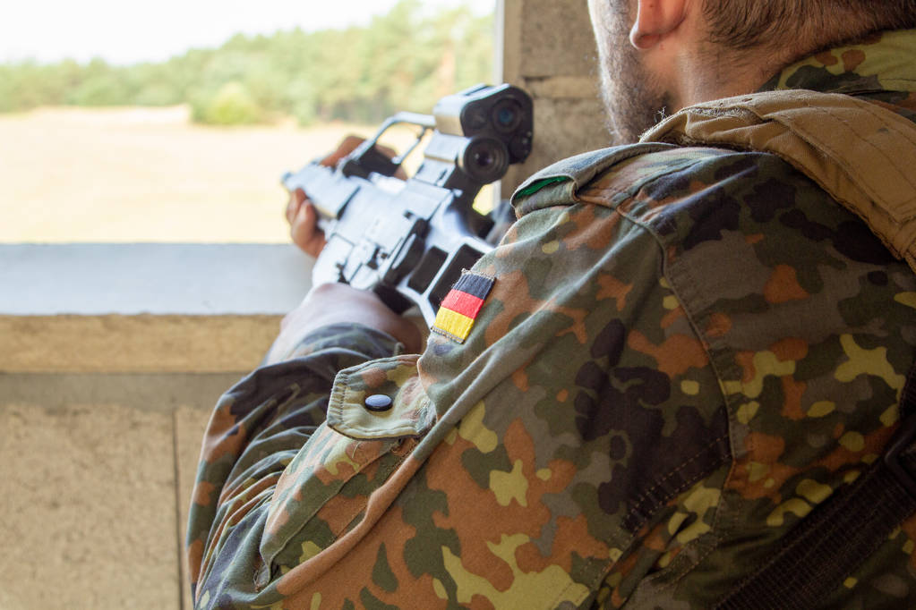Soldato tedesco con una pistola nell'area di addestramento militare
 - Foto, immagini