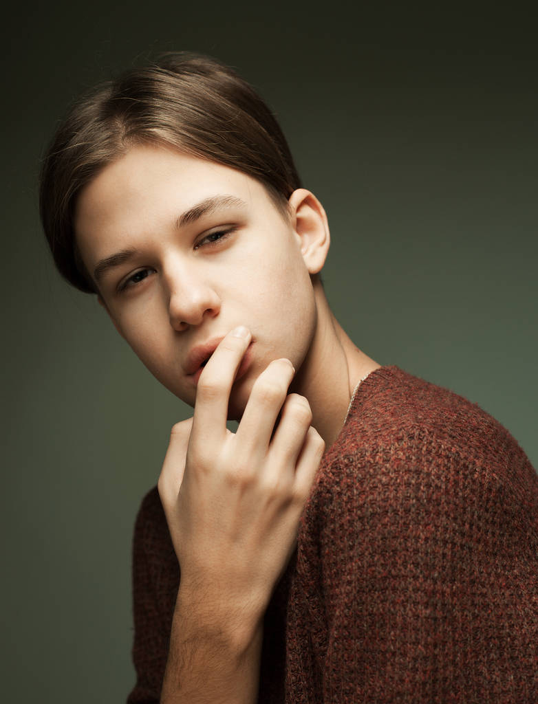 ライフスタイル、ファッション、人々のコンセプト- Portrait Of Serious Teenage Boy 、カジュアルウェア - 写真・画像