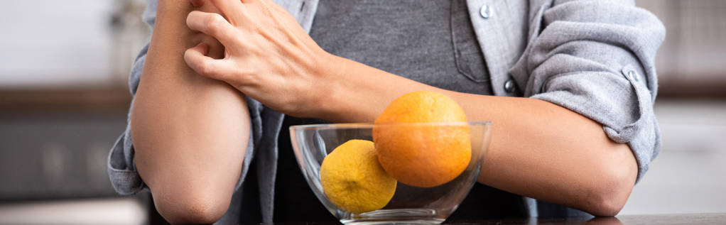 panoraama laukaus naisen raapiminen käsi lähellä lasia kulhoon hedelmiä
  - Valokuva, kuva