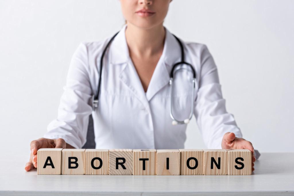 kürtaj mektupları ile küpler dokunmadan doktor kırpılmış görünümü  - Fotoğraf, Görsel