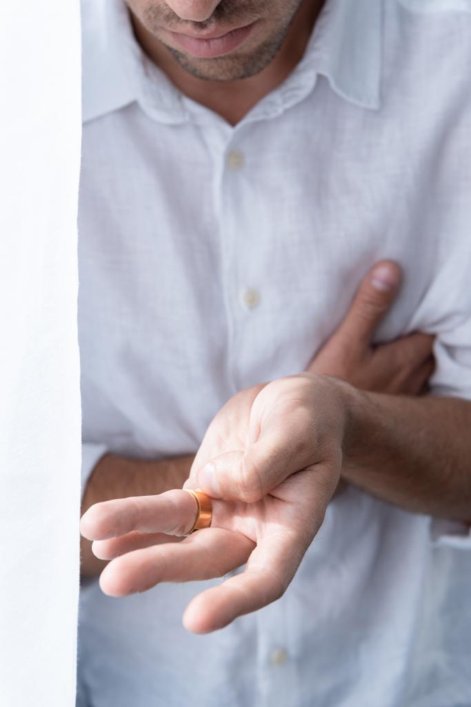 částečný pohled na člověka v bílé košili s prstencem na prstu - Fotografie, Obrázek