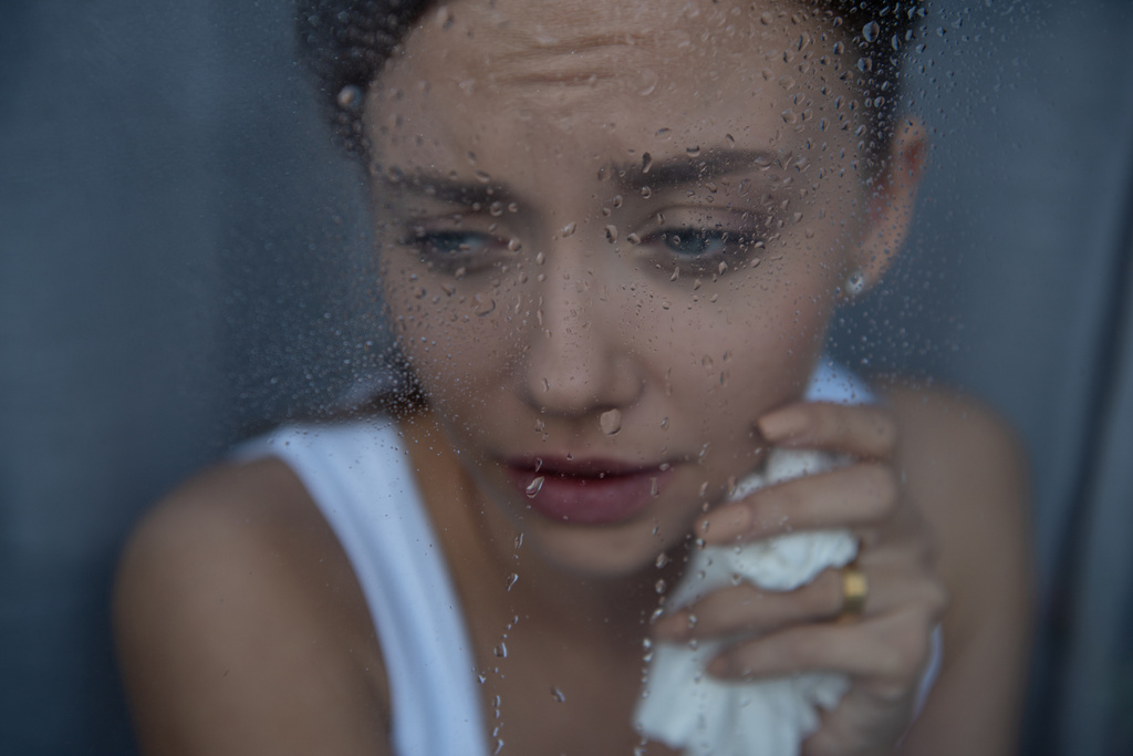 selektivní zaměření rozrušení mladá žena pláč doma - Fotografie, Obrázek