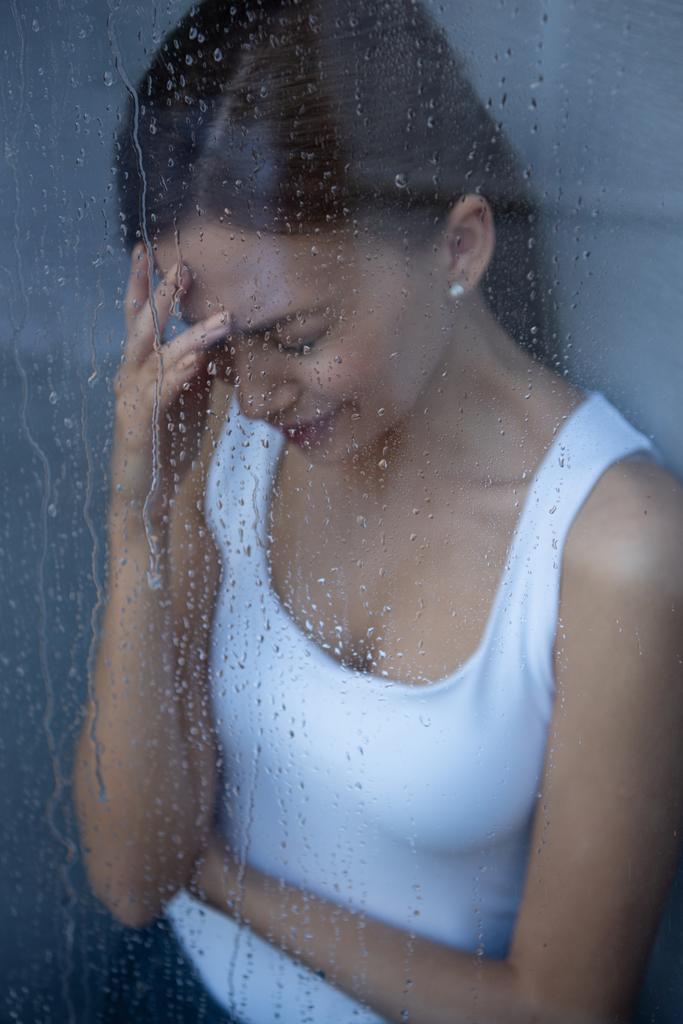 foco seletivo da jovem estressada chorando em casa
 - Foto, Imagem