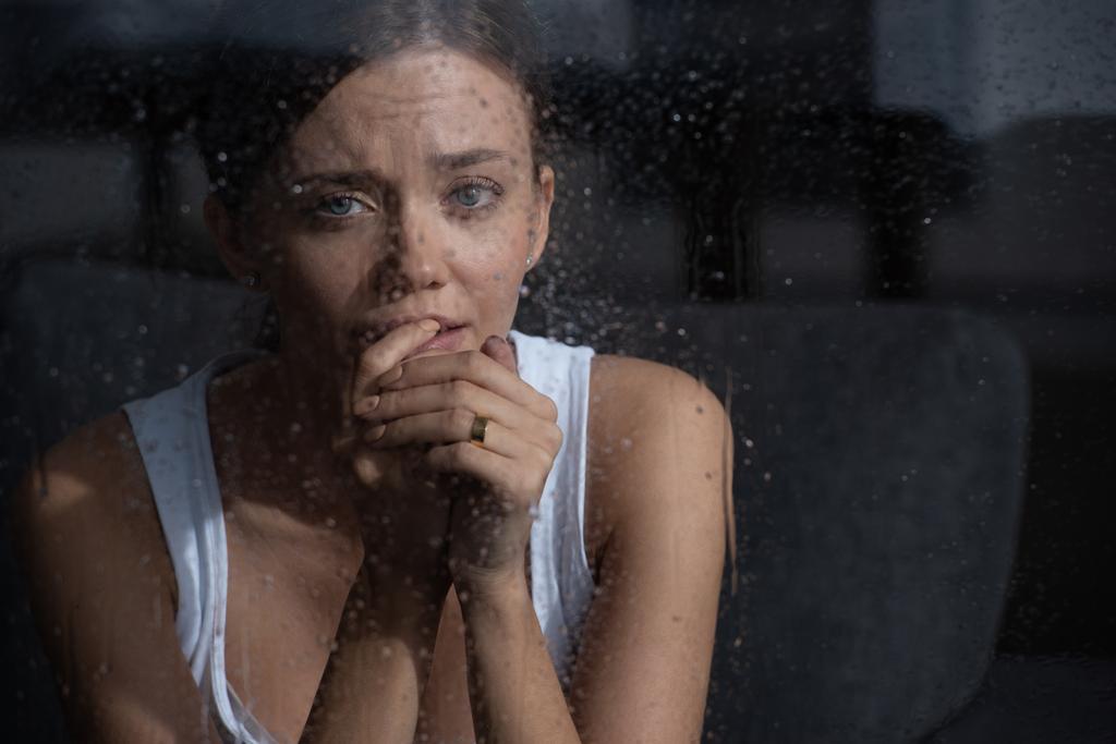 自宅で泣いているストレスの多い若い女性の選択的な焦点 - 写真・画像
