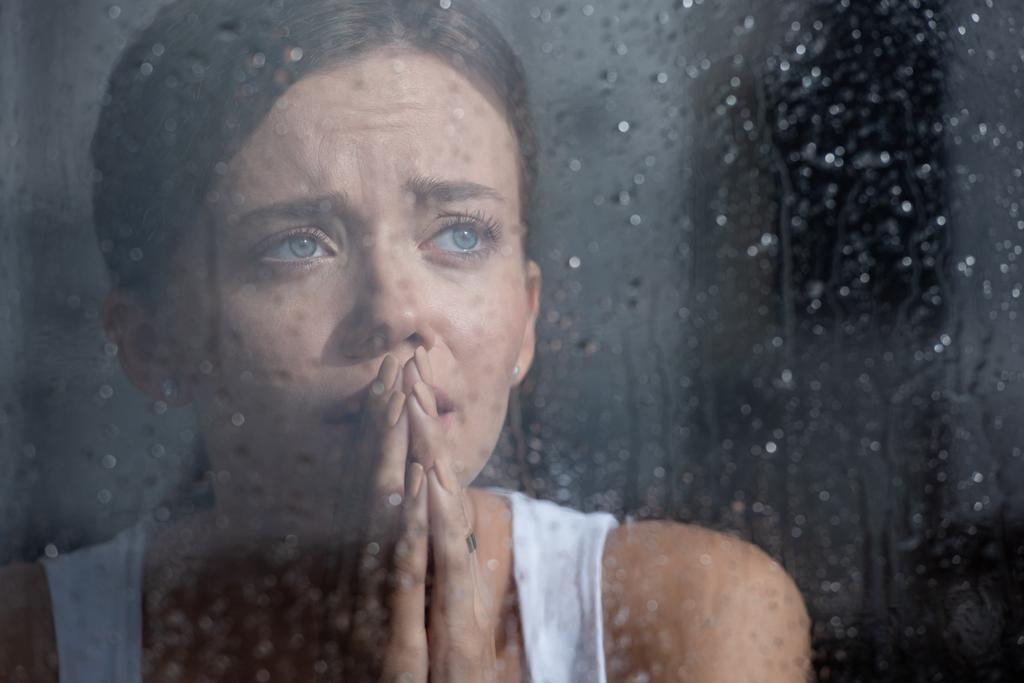 foco seletivo de chateado jovem mulher chorando e mostrando por favor gesto em casa
 - Foto, Imagem