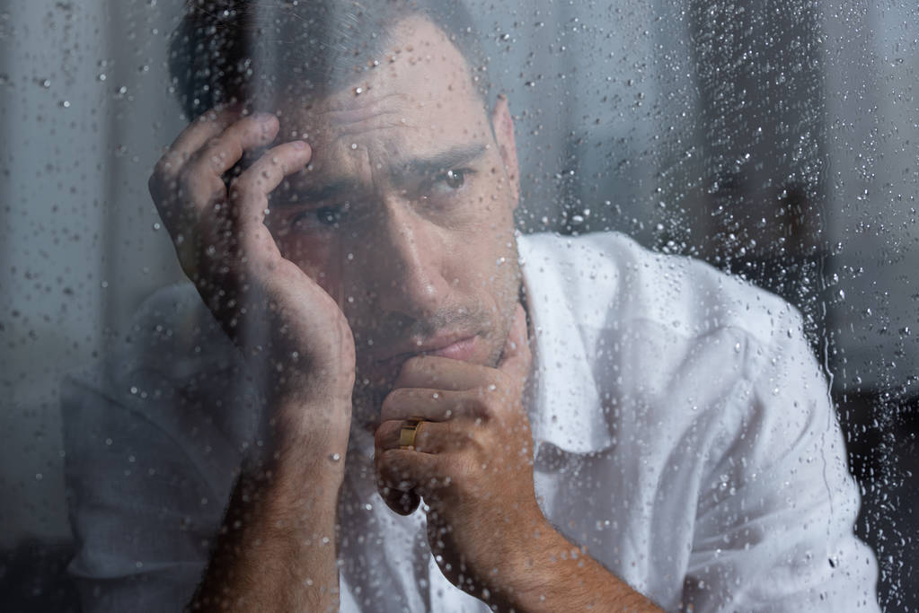 selective focus of upset man looking away at home - Photo, Image