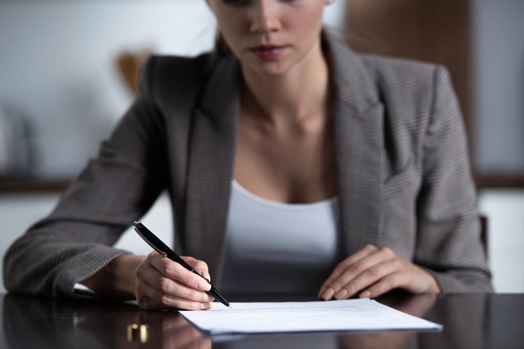 частичный взгляд женщины в формальном ношении подписанных документов
 - Фото, изображение