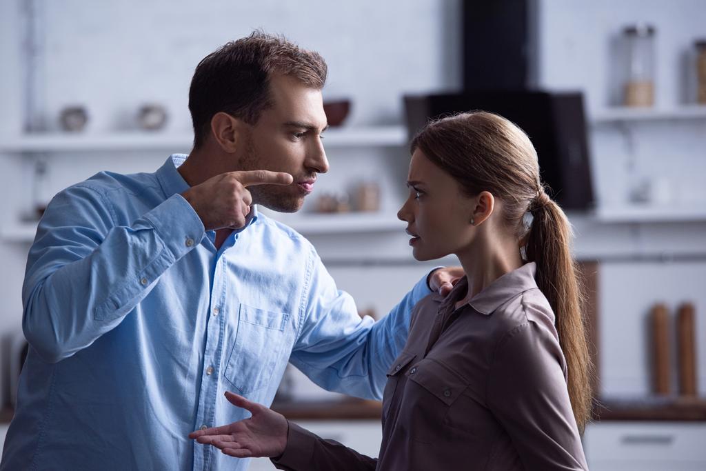 dühös ember mutatva ujját a felesége alatt veszekedés - Fotó, kép