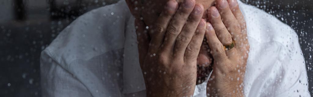 Panoramaaufnahme eines weinenden verärgerten Mannes mit Ring am Finger - Foto, Bild