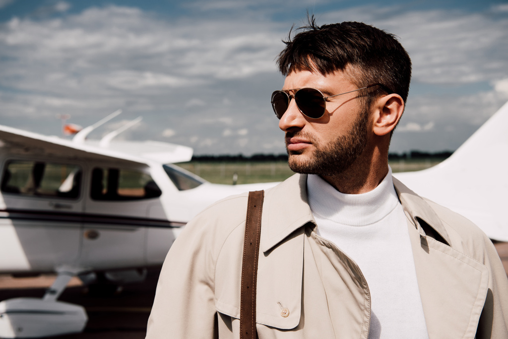 cher homme en manteau debout près de l'avion dans la journée ensoleillée
 - Photo, image