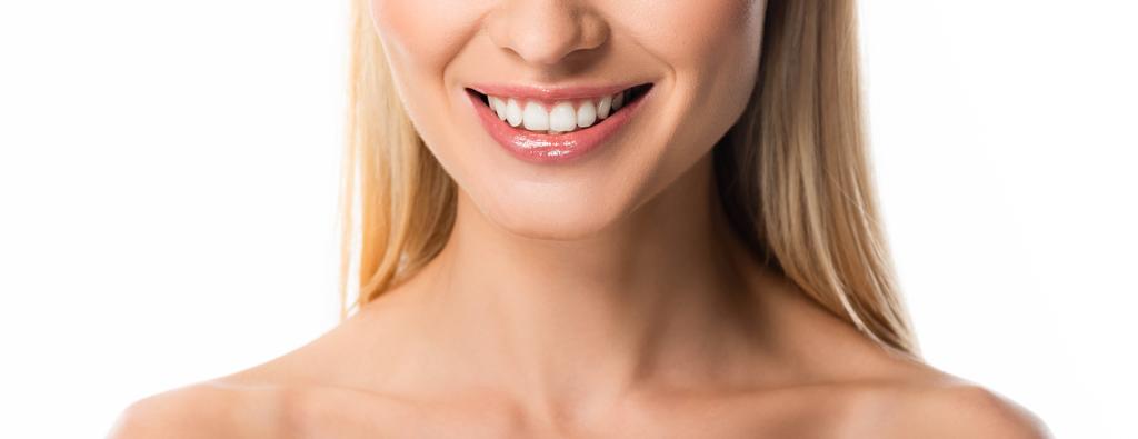 abgeschnittene Ansicht einer nackten lächelnden blonden Frau mit weißen Zähnen, isoliert auf weiß - Foto, Bild