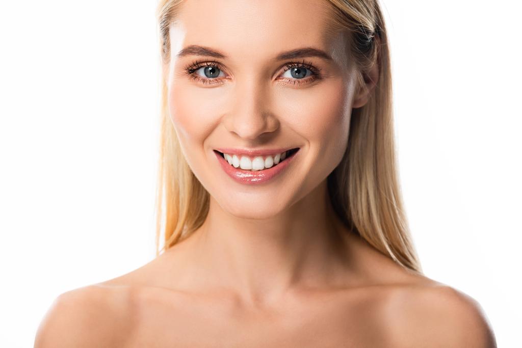γυμνή χαμογελαστή ξανθιά γυναίκα με λευκά δόντια απομονώνονται σε λευκό - Φωτογραφία, εικόνα
