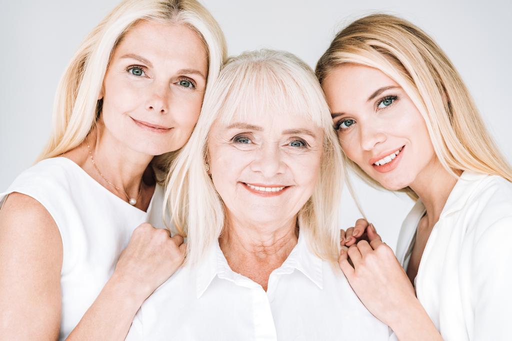 portrait de trois générations de femmes blondes isolées sur gris
 - Photo, image