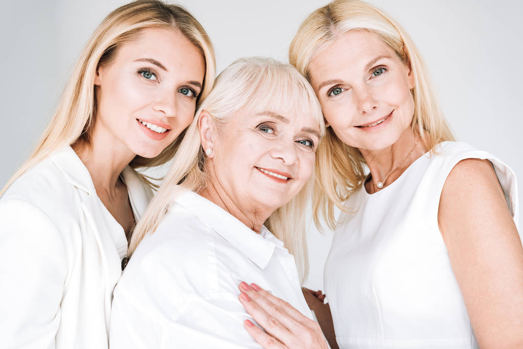trois générations de femmes blondes étreignant isolé sur gris
 - Photo, image