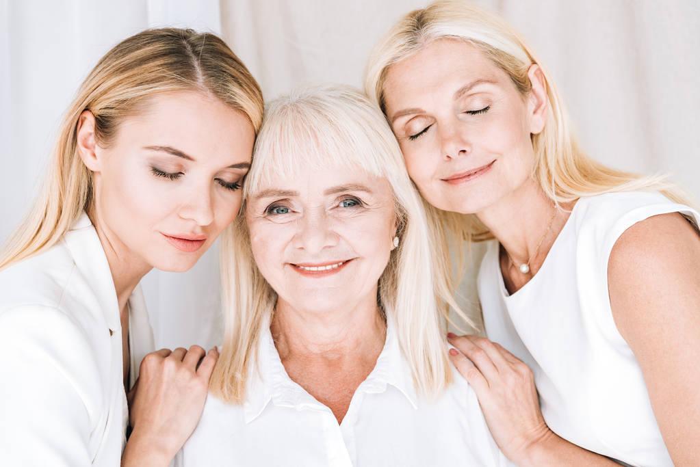elégedett elegáns három-nemzedék szőke asszonyok-ban egész fehér ruhák - Fotó, kép
